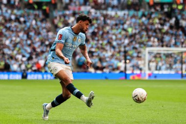 Manchester City 'den Matheus Nunes, 26 Nisan 2025 tarihinde İngiltere' nin Wembley Stadyumu 'nda oynanan ve Nottingham Forest ile Manchester City arasında oynanan FA Cup yarı final maçında topu çaprazlıyor.