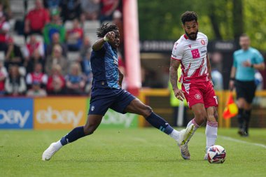 Stevenage takımından Jordan Roberts 27 Nisan 2025 'te İngiltere' nin Lamex Stevenage Stevenage kentinde Stevenage-Rotherham United maçında ileri pas attı.