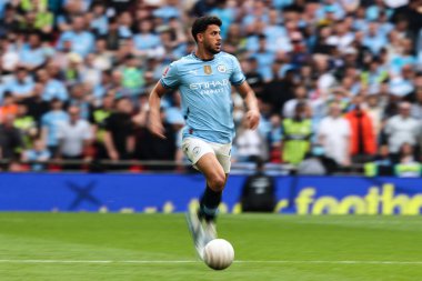 Manchester City 'den Matheus Nunes, 26 Nisan 2025' te İngiltere 'nin Wembley Stadyumu' nda oynanan ve Nottingham Forest 'ın Manchester City' ye karşı oynadığı FA Cup yarı final maçında topu bırakıyor.