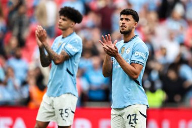 Manchester City 'den Matheus Nunes, 26 Nisan 2025' te İngiltere 'nin Wembley Stadyumu' nda oynanan Emirates FA Cup yarı final maçı sonrasında seyircileri alkışlıyor.