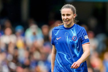 Chelsea 'li Niamh Charles, UEFA Kadınlar Şampiyonlar Ligi Yarı Finali' nde Chelsea 'ye karşı Stamford Bridge, Londra, 27 Nisan 2025' te oynanan karşılaşmaya bakıyor.