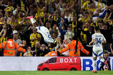 Leeds United takımından Largie Ramazani, 28 Nisan 2025 'te İngiltere' nin Leeds şehrinde oynanan ve Leeds United 'ın Bristol City' ye karşı oynadığı Sky Bet Şampiyonası maçında 4-0 'lık galibiyetini kutluyor.