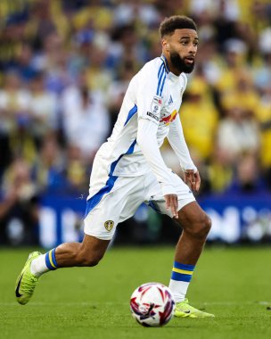 Leeds United takımından Jayden Bogle, 28 Nisan 2025 tarihinde Leeds, İngiltere 'deki Elland Road' da oynanan Leeds United ve Bristol City arasındaki Sky Bet Şampiyonası maçında topu ileri taşıyor.