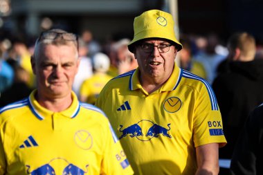 Leeds United taraftarları 28 Nisan 2025 'te Leeds United ile Bristol City arasındaki Sky Bet Şampiyonası öncesinde stadyuma geldiler.