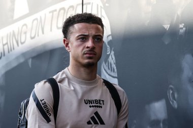 Leeds United takımından Ethan Ampadu, 28 Nisan 2025 'te Leeds United' ın Bristol City 'ye karşı oynadığı Sky Bet Şampiyonası öncesinde geldi.