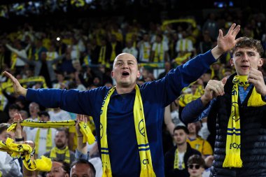 Leeds United taraftarları 28 Nisan 2025 'te Leeds United ile Bristol City arasında oynanan Sky Bet Şampiyonası maçından sonra Premier League' e terfiyi kutladılar.