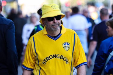 Leeds United taraftarı 28 Nisan 2025 'te Leeds Road, Leeds, İngiltere' de Leeds United ile Bristol City arasındaki Sky Bet Şampiyonası maçına gidiyor.