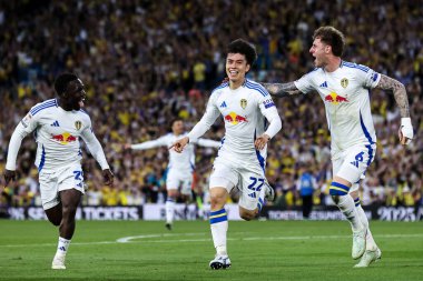 Leeds United takımından Ao Tanaka, 28 Nisan 2025 'te İngiltere' nin Leeds şehrinde oynanan ve Leeds United ile Bristol City arasındaki Sky Bet Şampiyonası maçında 1-0 yenilen golünü kutluyor.