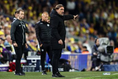 Leeds United takımının teknik direktörü Daniel Farke, 28 Nisan 2025 'te Leeds United ile Bristol City arasındaki Sky Bet Şampiyonası maçında oyuncularına talimat veriyor.