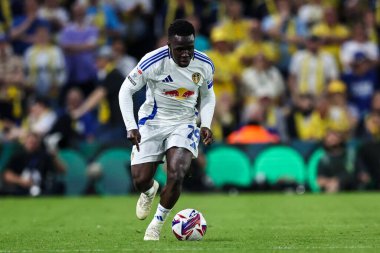 Leeds United takımından Wilfried Gnonto, 28 Nisan 2025 'te Leeds Road, İngiltere' de oynanan ve Bristol City 'ye karşı oynanan Sky Bet Şampiyonası maçında topu aldı.