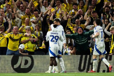 Leeds United takımından Wilfried Gnonto, 28 Nisan 2025 tarihinde İngiltere 'nin Leeds şehrinde oynanan ve Leeds United ile Bristol City arasındaki Sky Bet Şampiyonası maçında 2-0' lık galibiyetini kutluyor.