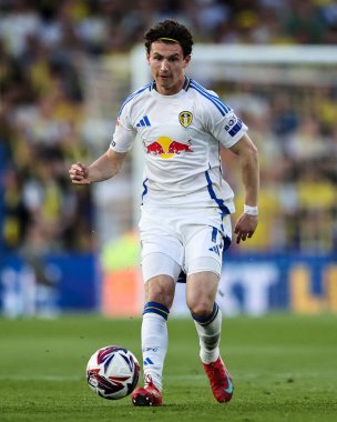 Leeds United takımından Brenden Aaronson 28 Nisan 2025 'te Leeds Road, İngiltere' de Leeds United ile Bristol City arasındaki Sky Bet Şampiyonası maçında pas attı.