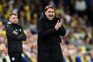 Leeds United 'ın Daniel Farke teknik direktörü 28 Nisan 2025' te Leeds United ile Bristol City arasındaki Sky Bet Şampiyonası maçında oyuncularını alkışlıyor.