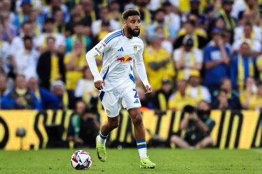 Leeds United takımından Jayden Bogle, 28 Nisan 2025 tarihinde Leeds, İngiltere 'deki Elland Road' da oynanan Leeds United ve Bristol City arasındaki Sky Bet Şampiyonası maçında topu ileri taşıyor.