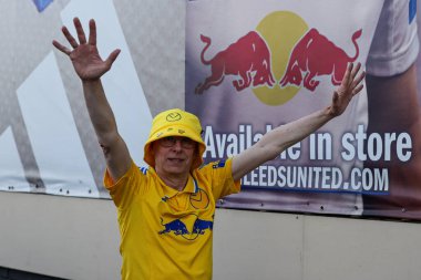 Leeds United taraftarları 28 Nisan 2025 'te Leeds United ile Bristol City arasındaki Sky Bet Şampiyonası öncesinde stadyuma geldiler.