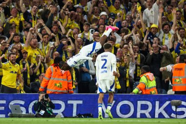 Leeds United takımından Largie Ramazani, 28 Nisan 2025 'te İngiltere' nin Leeds şehrinde oynanan ve Leeds United 'ın Bristol City' ye karşı oynadığı Sky Bet Şampiyonası maçında 3-0 'lık galibiyetini kutluyor.