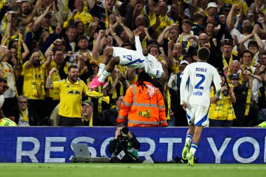 Leeds United takımından Largie Ramazani, 28 Nisan 2025 'te İngiltere' nin Leeds şehrinde oynanan ve Leeds United 'ın Bristol City' ye karşı oynadığı Sky Bet Şampiyonası maçında 3-0 'lık galibiyetini kutluyor.