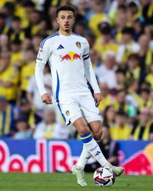 Leeds United takımından Ethan Ampadu 28 Nisan 2025 'te Leeds Road, İngiltere' de Leeds United ile Bristol City arasındaki Gökyüzü İddia Şampiyonası maçında