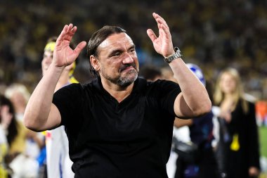 Leeds United takımının teknik direktörü Daniel Farke, 28 Nisan 2025 tarihinde Leeds, İngiltere 'de Leeds Road' da oynanan Sky Bet Şampiyonası maçından sonra Premier League 'e terfi etti.