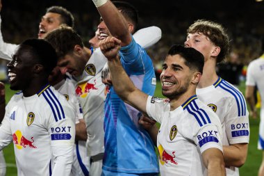 Leeds United takımından Solomon, 28 Nisan 2025 'te Leeds, İngiltere' deki Bristol City 'de oynanan Gökyüzü İddia Şampiyonası maçından sonra Premier League' e terfi etti.