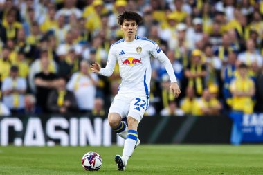 Leeds United takımından Ao Tanaka 28 Nisan 2025 'te Leeds Road, Leeds, İngiltere' de Leeds United ile Bristol City arasında oynanan Sky Bet Şampiyonası maçında sahada.