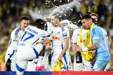 Leeds United oyuncuları 28 Nisan 2025 'te Leeds United ile Bristol City arasında oynanan Sky Bet Şampiyonası maçından sonra Premier League' e terfiyi kutladılar.