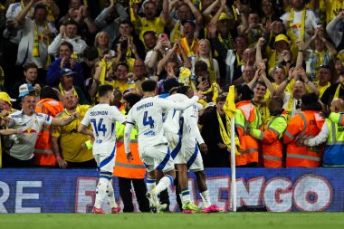 Leeds United takımından Largie Ramazani, 28 Nisan 2025 'te İngiltere' nin Leeds şehrinde oynanan ve Leeds United 'ın Bristol City' ye karşı oynadığı Sky Bet Şampiyonası maçında 3-0 'lık galibiyetini kutluyor.