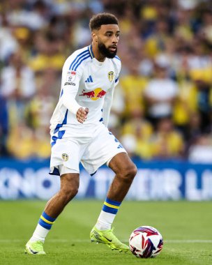 Leeds United takımından Jayden Bogle, 28 Nisan 2025 tarihinde Leeds, İngiltere 'deki Elland Road' da oynanan Leeds United ve Bristol City arasındaki Sky Bet Şampiyonası maçında topu ileri taşıyor.