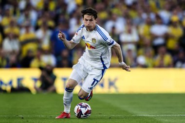 Leeds United takımından Brenden Aaronson, 28 Nisan 2025 'te Leeds Road, İngiltere' de oynanan ve Bristol City ile oynanan Sky Bet Şampiyonası maçında topu aldı.