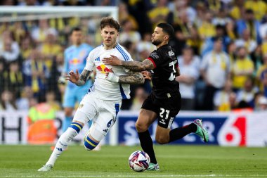 Leeds United 'dan Joe Rodon, 28 Nisan 2025' te Leeds, İngiltere 'de Leeds Road' da oynanan Sky Bet Şampiyonası karşılaşmasında Bristol City takımından Nahki Wells 'i yendi.