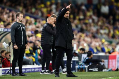 Leeds United takımının teknik direktörü Daniel Farke, 28 Nisan 2025 'te Leeds United ile Bristol City arasındaki Sky Bet Şampiyonası maçında oyuncularına talimat veriyor.