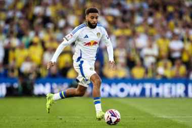 Leeds United takımından Jayden Bogle, 28 Nisan 2025 tarihinde Leeds, İngiltere 'deki Elland Road' da oynanan Leeds United ve Bristol City arasındaki Sky Bet Şampiyonası maçında topu ileri taşıyor.