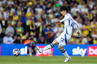 Leeds United takımından Ao Tanaka, 28 Nisan 2025 'te Leeds Road, İngiltere' de Leeds United ile Bristol City arasındaki Sky Bet Şampiyonası maçında pas attı.