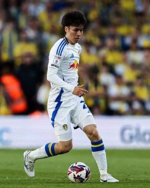 Leeds United takımından Ao Tanaka 28 Nisan 2025 'te Leeds Road, Leeds, İngiltere' de Leeds United ile Bristol City arasında oynanan Sky Bet Şampiyonası maçında sahada.