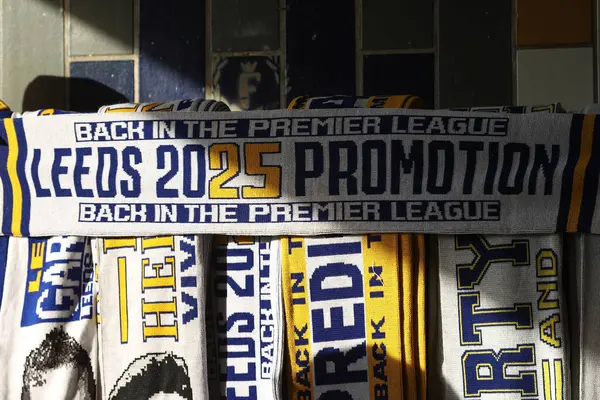 Leeds Uniteds 'in satışa çıkarılmasını kutlayan eşarplar 28 Nisan 2025 tarihinde Leeds United ile Bristol City arasında oynanan Sky Bet Şampiyonası karşılaşması öncesinde İngiltere' nin Leeds şehrinde satışa sunuldu.