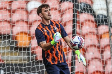 Blackpool 'dan Harry Tyrer 30 Nisan 2025' te Blackpool, İngiltere 'deki Bloomfield Road' da oynanan Blackpool-Birmingham maçı sırasında maç öncesi ısınma turunda...