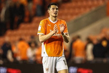 Blackpool 'dan Elkan Baggott, 30 Nisan 2025' te Bloomfield Road, Blackpool 'da oynanan Sky Bet 1 karşılaşmasında taraftarları alkışlıyor.