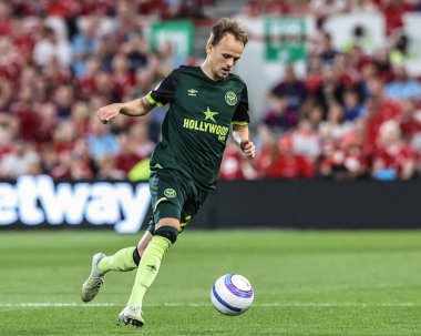 Brentford 'dan Mikkel Damsgaard Premier League maçı sırasında Nottingham Forest, Brentford' a karşı City Ground, Nottingham, İngiltere 'de 30 Nisan 2025' de