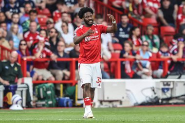 Nottingham Ormanı 'ndan Ola Aina, 30 Nisan 2025' te İngiltere 'nin Nottingham City Ground kentinde oynanan Premier League maçında takımına talimat verir.