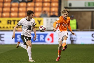 Blackpool takımından Hayden Coulson, 30 Nisan 2025 'te Bloomfield Road, Blackpool' da oynanan Blackpool-Birmingham maçında topu sahaya sürüyor.