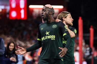 Brentford 'dan Yoane Wissa 30 Nisan 2025' te İngiltere 'nin Nottingham şehrinde oynanan Premier League maçında Nottingham Forest Brentford' a karşı 0-2 'lik galibiyet golünü kutluyor.