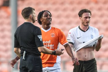 Blackpool 'dan Niall Ennis, 30 Nisan 2025' te Bloomfield Road, Blackpool 'da oynanan Blackpool-Birmingham maçında tepki gösterdi.