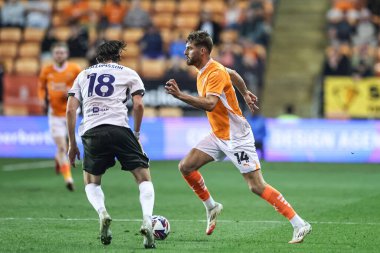 Blackpool 'dan Tom Bloxham, 30 Nisan 2025' te Bloomfield Road, Blackpool 'da oynanan Blackpool - Birmingham City maçında topu aldı.
