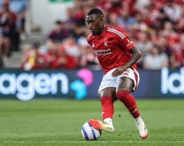 Nottingham Ormanı 'ndan Callum Hudson-Odoi 30 Nisan 2025' te Nottingham Forest 'a karşı Brentford City Ground, Nottingham, İngiltere' de oynanan Premier League maçında topu aldı.