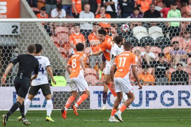 Blackpool 'dan Elkan Baggott, 30 Nisan 2025' te Bloomfield Road, Blackpool 'da oynanan 1. Blackpool-Birmingham maçı sırasında defans alanının dışına çıkıyor.