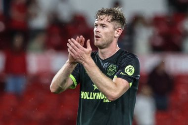 Brentford 'dan Nathan Collins, 30 Nisan 2025' te İngiltere 'nin Nottingham City Ground kentinde oynanan Premier League maçında taraftarları alkışlıyor.