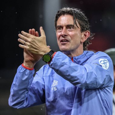 Brentford 'un Thomas Frank teknik direktörü, 30 Nisan 2025' te İngiltere 'nin Nottingham City Ground kentinde oynanan Premier League maçında taraftarları alkışlıyor.