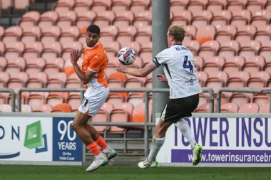 Blackpool 'dan Ashley Fletcher ve Birmingham City' den Christoph Klarer 30 Nisan 2025 'te Bloomfield Road, Blackpool' da oynanan Blackpool-Birmingham maçı sırasında top için mücadele ettiler.