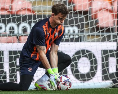 Blackpool 'dan Harry Tyrer 30 Nisan 2025' te Blackpool, İngiltere 'deki Bloomfield Road' da oynanan Blackpool-Birmingham maçı sırasında maç öncesi ısınma turunda...