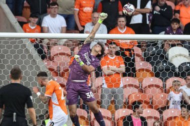Blackpool 'dan Harry Tyrer, 30 Nisan 2025' te Bloomfield Road, Blackpool 'da oynanan Blackpool-Birmingham maçında topu açık bir şekilde atıyor.